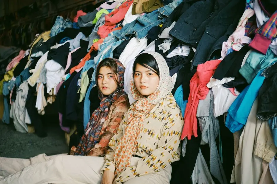 Ibu-ibu dan remaja memilah tumpukan baju bekas di pasar loak Kenyam