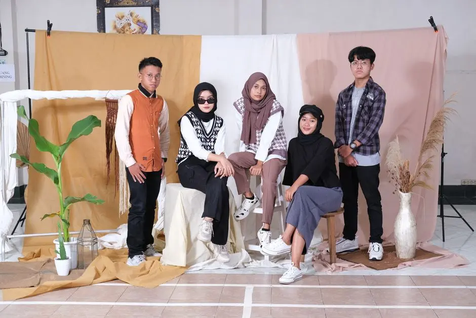 Kombinasi busana kasual dengan sentuhan lokal, dipadukan aksesori sederhana